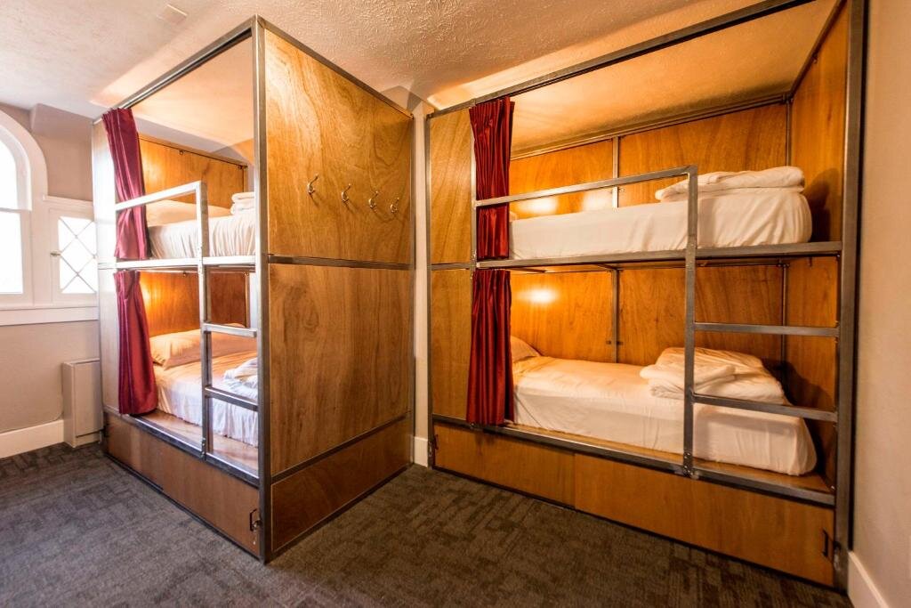 Кровать в общем номере Ember Hostel