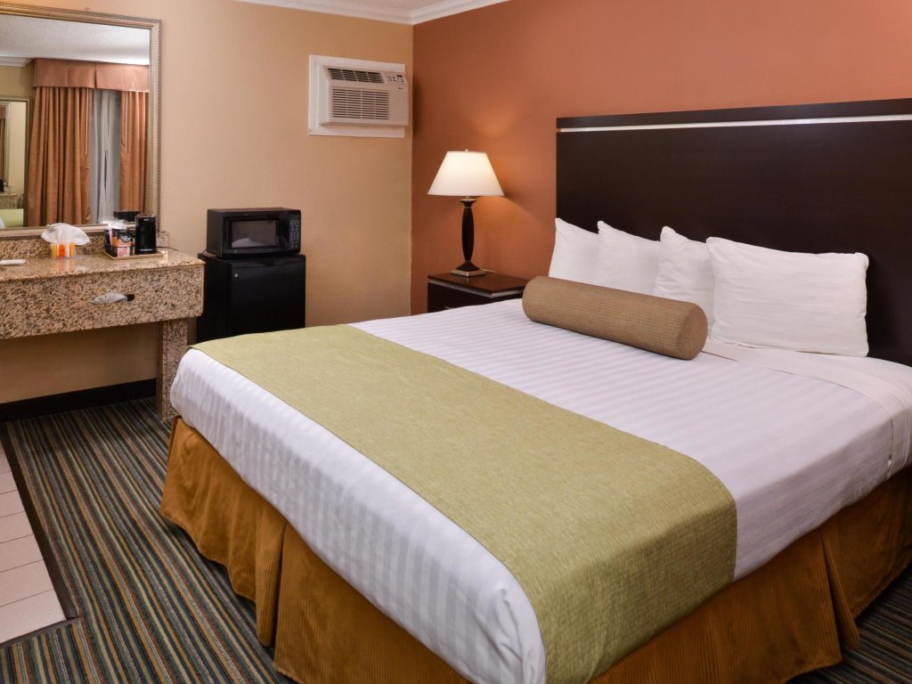 Кровать в общем номере Best Western Courtesy Inn - Anaheim Park Hotel