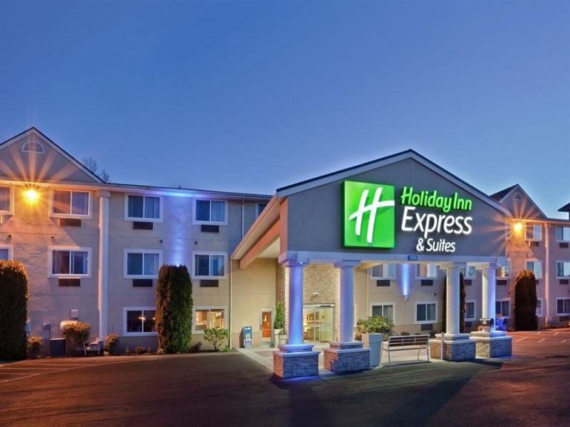 Кровать в общем номере Holiday Inn Express Hotel & Suites Burlington, an IHG Hotel