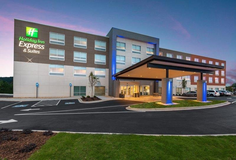 Люкс с 2 комнатами Holiday Inn Express & Suites Gainesville - Lake Lanier Area, an IHG Hotel