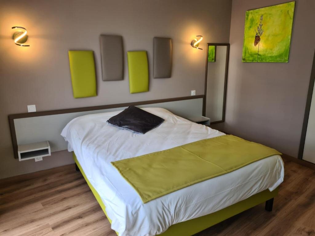 Standard Doppel Zimmer INTER-HOTEL Salers Le Gerfaut