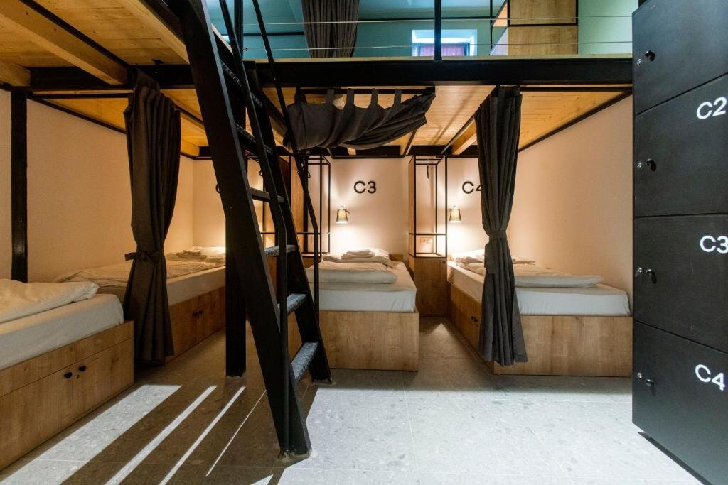 Кровать в общем номере (женский номер) Khada Hostel