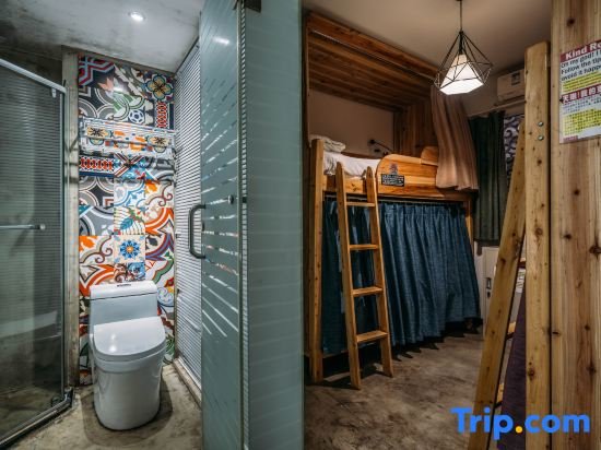 Кровать в общем номере (женский номер) Chengdu Sonderia Hostel&Bar-Lazybones
