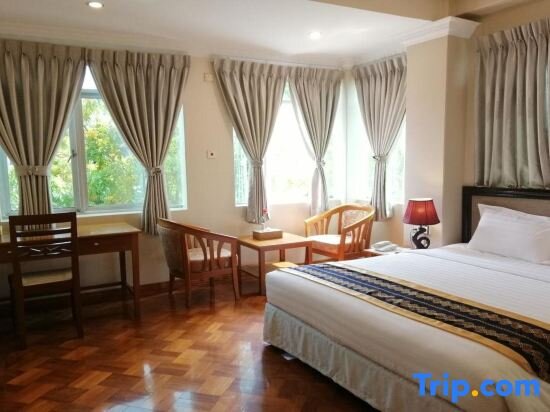 Deluxe Double room with view Grand Laurel Hotel