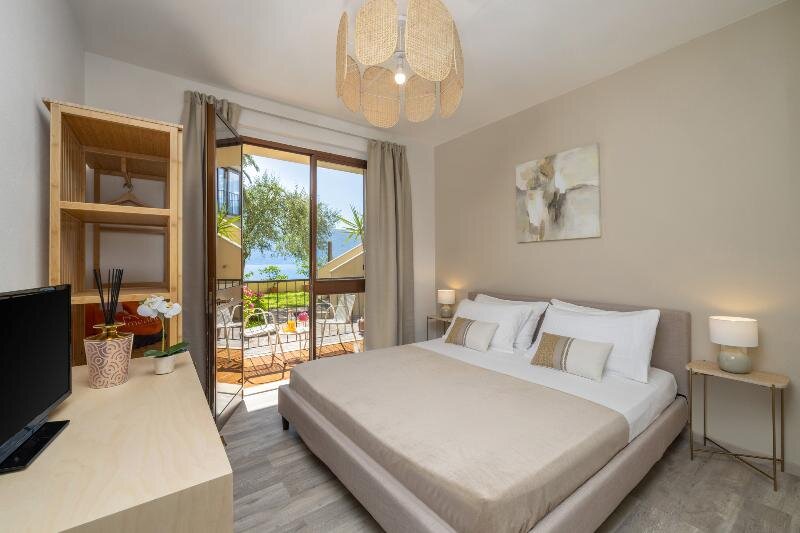 Двухместный номер Economy с балконом Hotel Meandro - Lake View