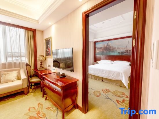 Deluxe Suite Vienna International Hotel Shanghai International Tourism and Resorts Zone