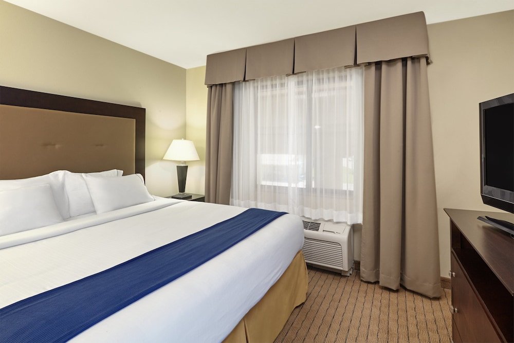 Suite 1 camera da letto Holiday Inn Express Hotel & Suites Madison-Verona, an IHG Hotel
