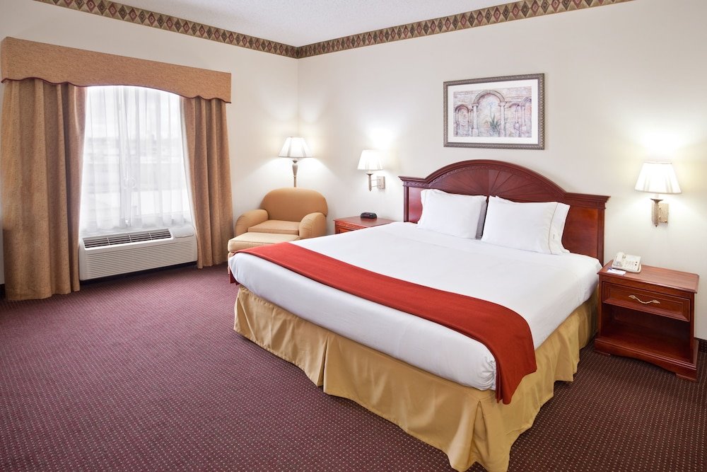 Suite Holiday Inn Express Toledo-Oregon, an IHG Hotel