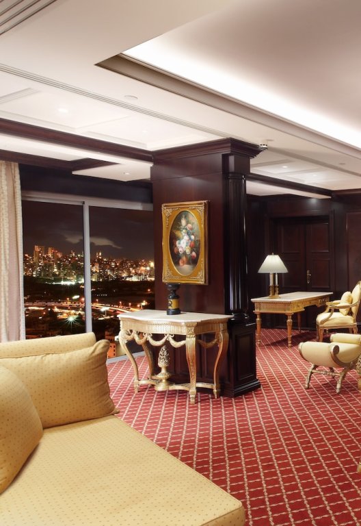 Номер Standard Пентхаус с балконом Hilton Beirut Metropolitan Palace