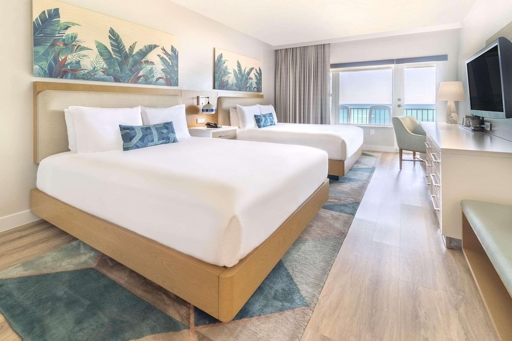 Camera quadrupla Standard con balcone e vista oceano Radisson Resort Miami Beach