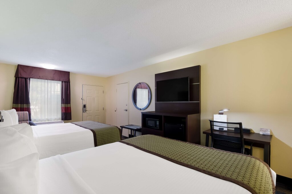 Четырёхместный номер Standard SureStay Hotel by Best Western Manning