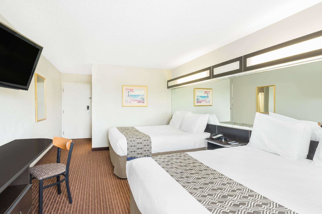 Standard quadruple chambre Microtel Inn by Wyndham Bowling Green