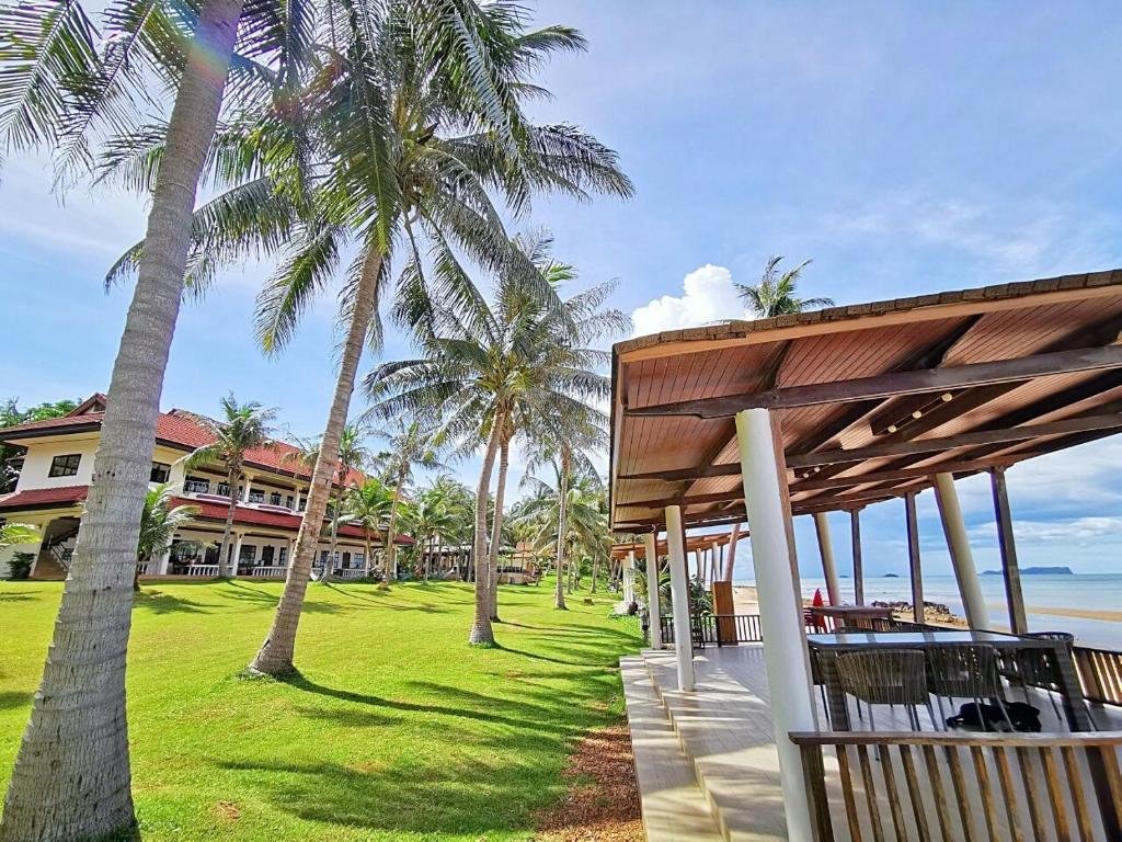 Standard Triple room beachfront Ban Saithong Beach Resort