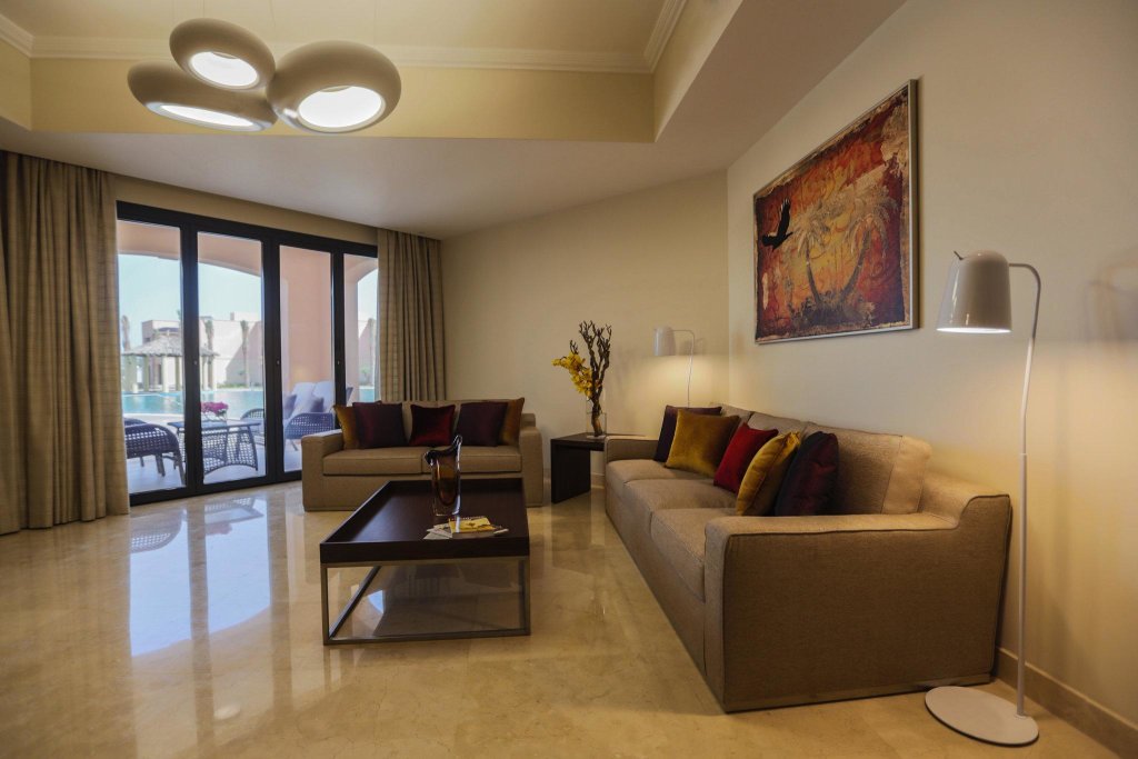 Одноместный номер Deluxe с 2 комнатами с видом на бассейн InterContinental Doha The City, an IHG Hotel
