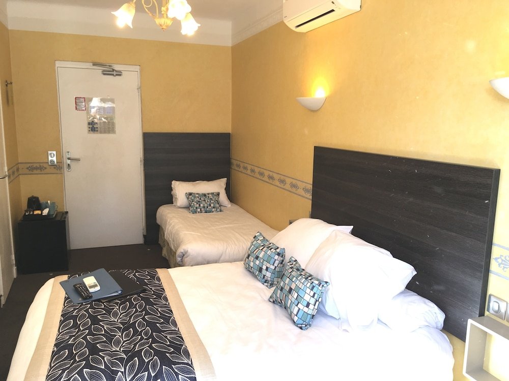 Standard Dreier Zimmer mit Balkon Logis Hotel des Cayrons