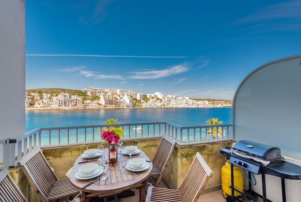 Апартаменты с балконом и с видом на море Blue Harbour 3 by Getaways Malta