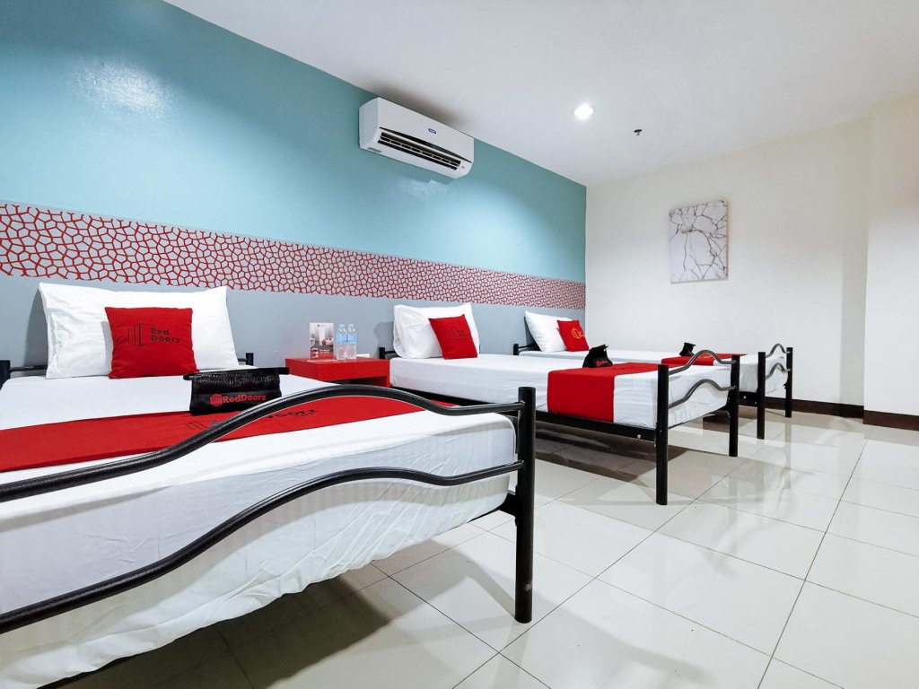 Standard Dreier Zimmer RedDoorz Plus near Ateneo de Davao