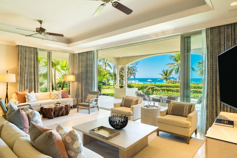 4 Bedrooms Standard room with balcony Grace Bay Club