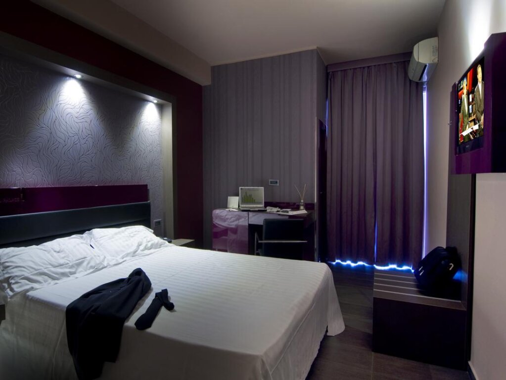 Кровать в общем номере Hotel Palace