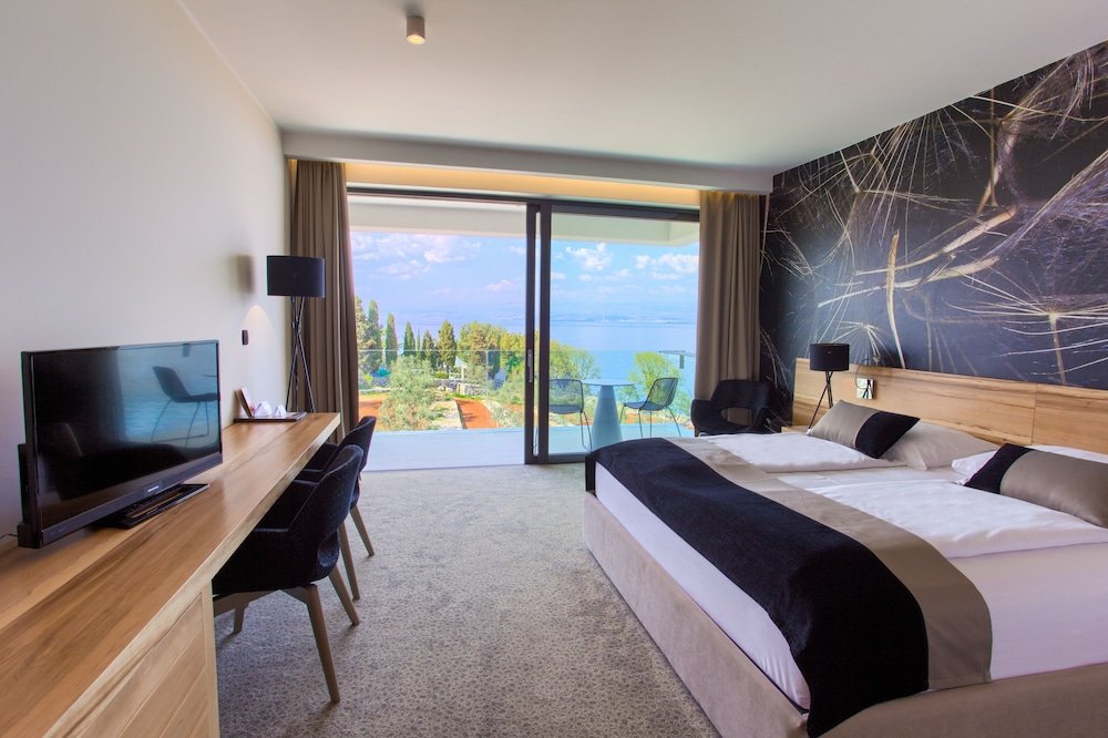 Superior Double room with balcony and with garden view Hotel Villa Margaret