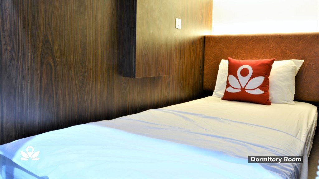 Cama en dormitorio compartido ZEN Rooms Duta Merlin