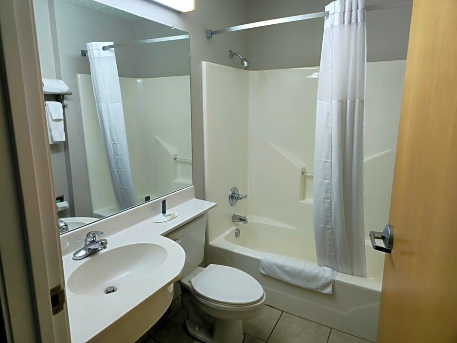 Deluxe Quadruple room Microtel Inn & Suites by Wyndham Claremore