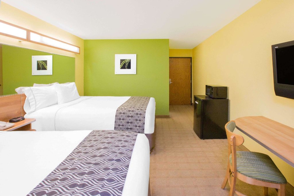 Четырёхместный номер Standard Microtel Inn & Suites by Wyndham Delphos