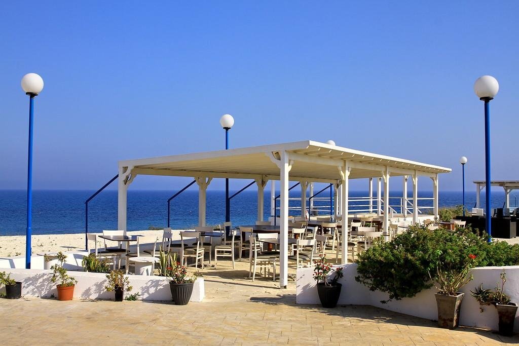 Faros premium beach. Пляж Фарос Ларнака. Пляж Фарос Пафос. Перволия Кипр. Форос премиум Бич.