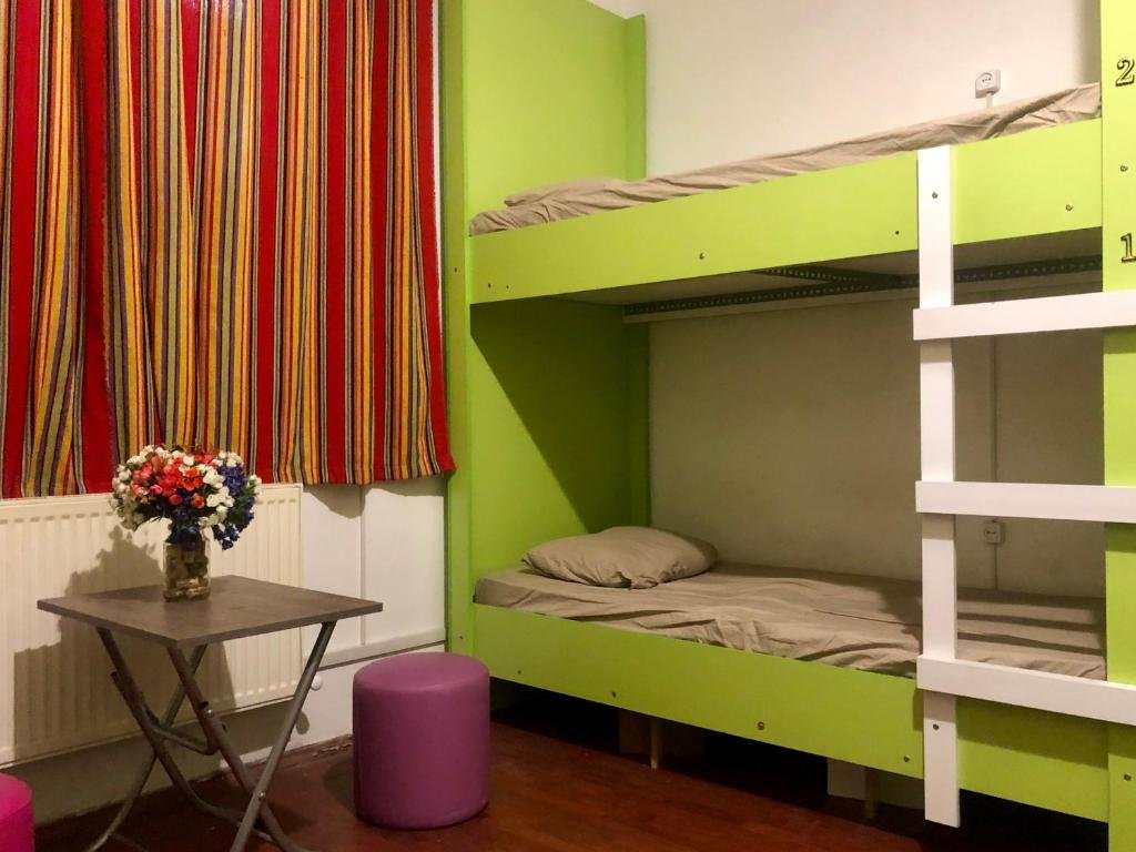 Кровать в общем номере Brobro Hostel