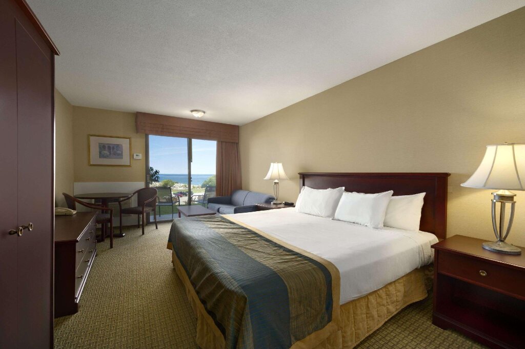 Standard Double room with lake view Ramada by Wyndham Jordan/Beacon Harbourside Resort