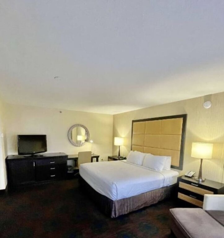 Executive Double room with pool view Brandywine Plaza Hotel - SureStay Collection