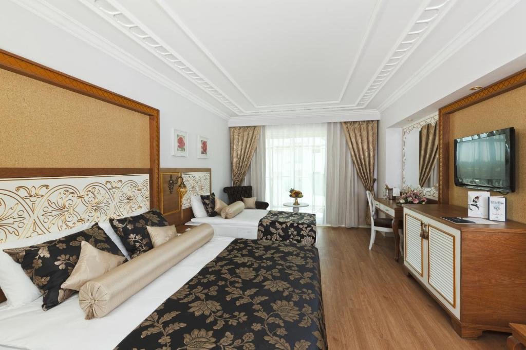 Трёхместный номер Standard Crystal Palace Luxury Resort & Spa