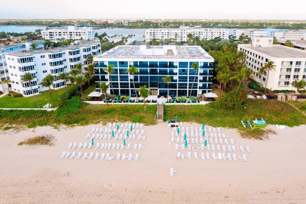 Двухместный номер Standard с видом на бассейн Tideline Palm Beach Ocean Resort and Spa