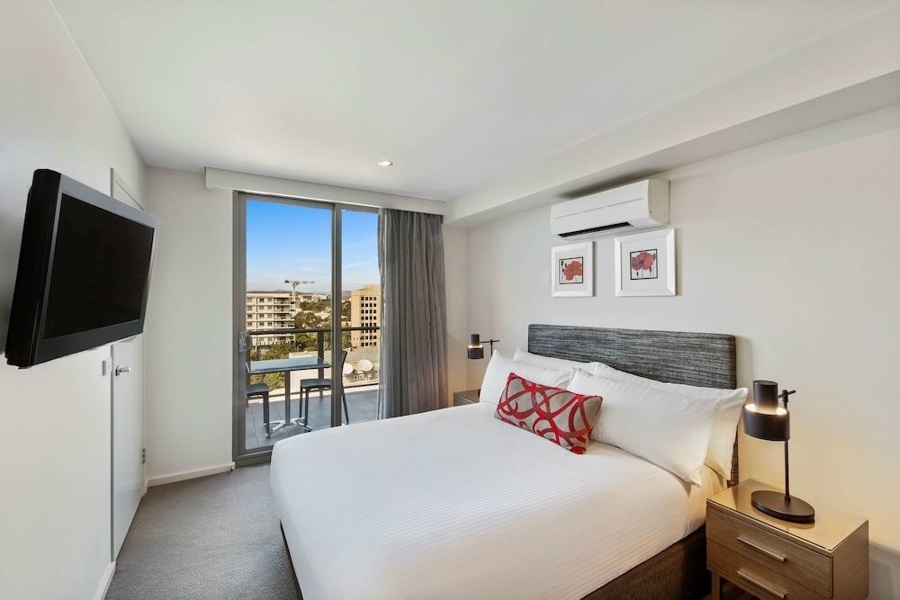 Двухместные апартаменты с балконом Adina Serviced Apartments Canberra Dickson