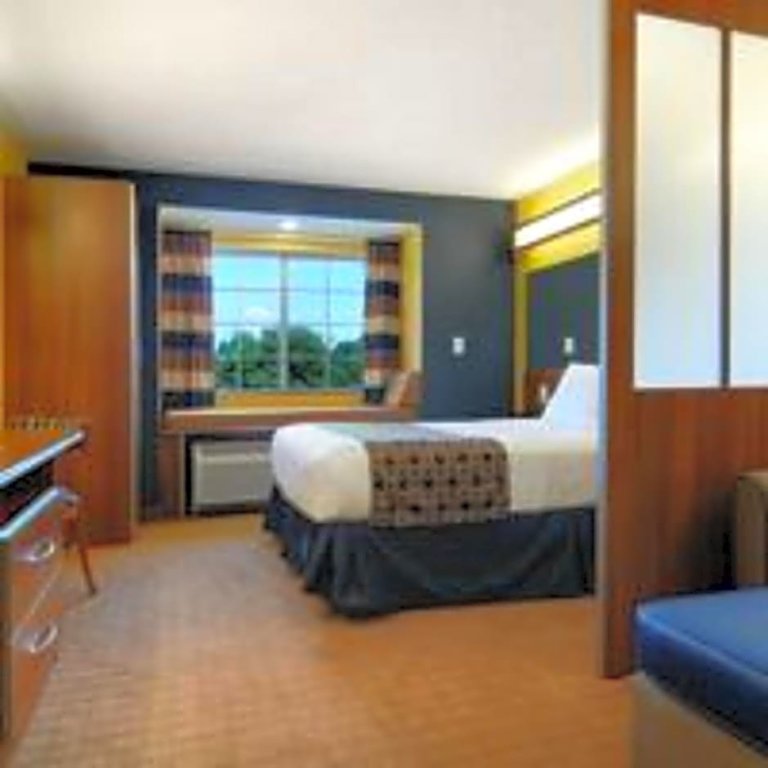 Двухместный люкс Microtel Inn & Suites by Wyndham Columbus Near Fort Moore