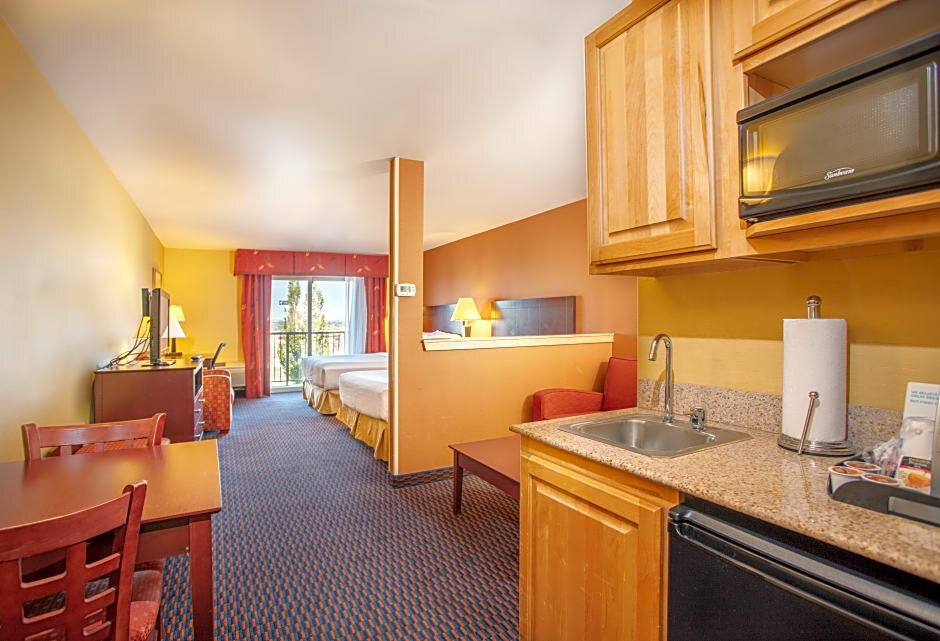 Люкс c 1 комнатой с балконом и с видом на реку Holiday Inn Express Hotel & Suites Richland