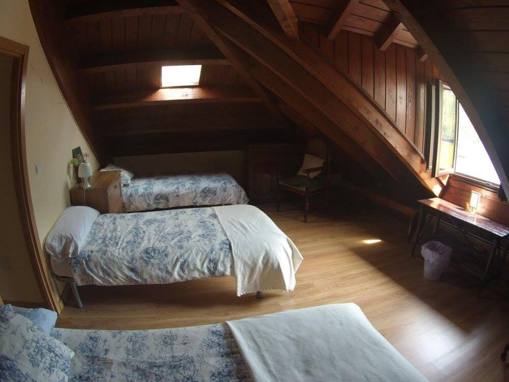 Кровать в общем номере Camino y Leyenda