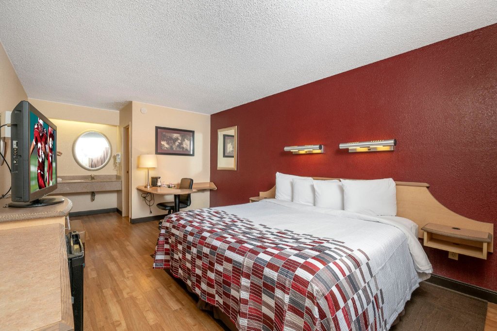 Кровать в общем номере Red Roof Inn Detroit-Rochester Hills/ Auburn Hills
