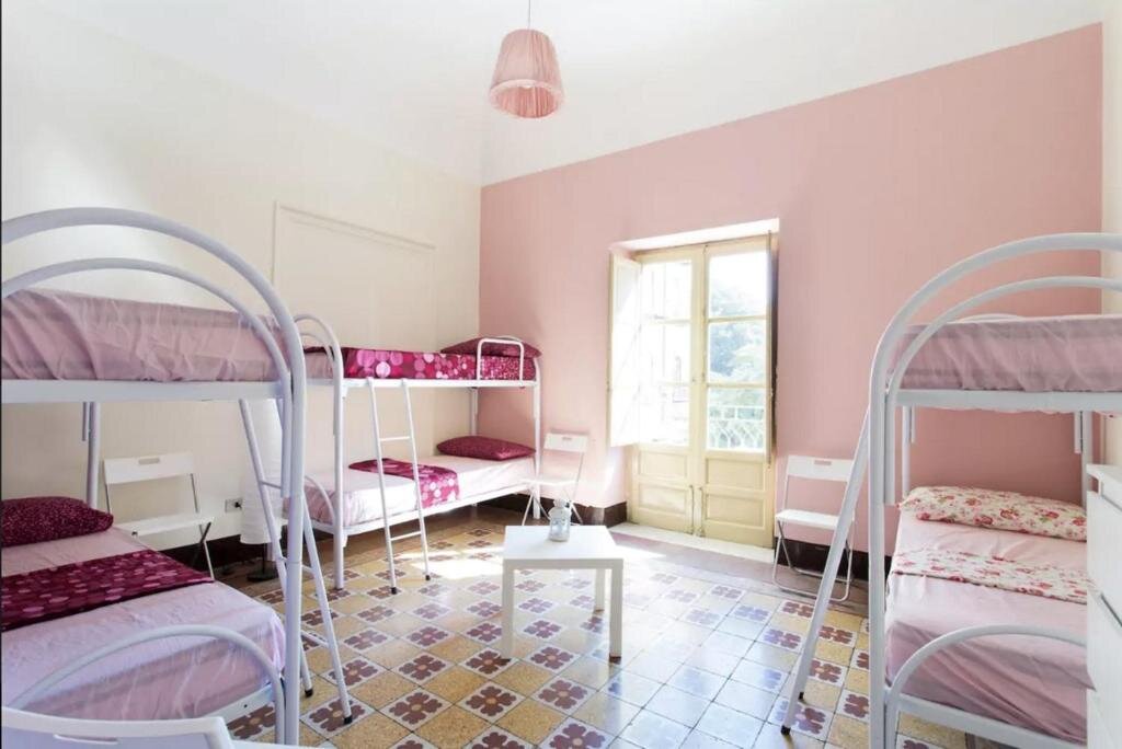 Кровать в общем номере (женский номер) Sunshine Hostel Palermo