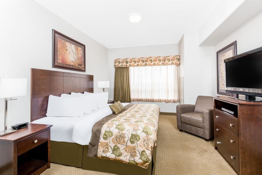 Deluxe Suite Ramada by Wyndham Olds