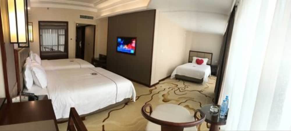 Трёхместный номер Economy c 1 комнатой Guilin Tailian Hotel