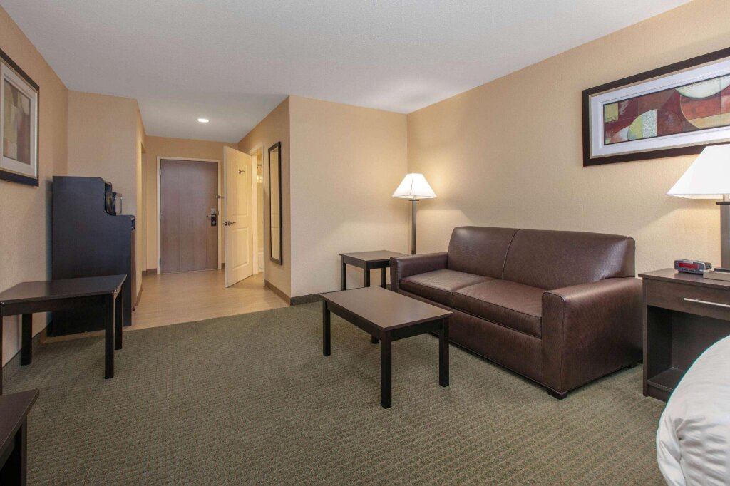Double Suite Days Inn & Suites by Wyndham Florence/Jackson Area