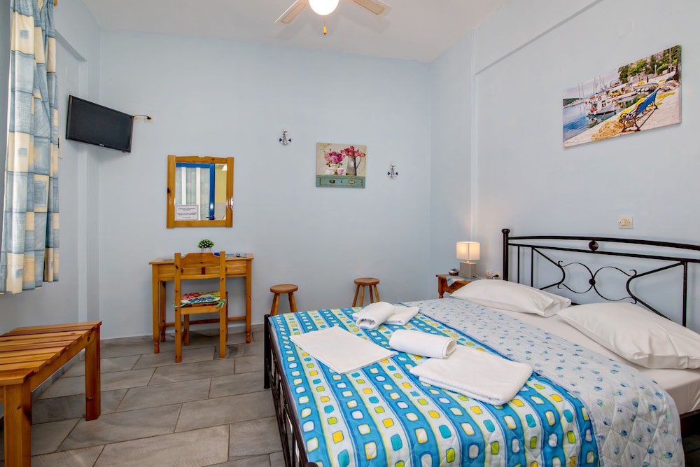 Camera doppia Standard 1 camera da letto con balcone e con vista sul giardino Irini Studios in Tinos