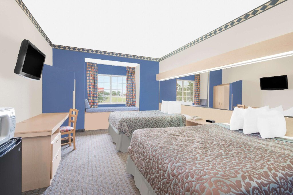 Standard Vierer Zimmer Days Inn & Suites by Wyndham Hutchinson