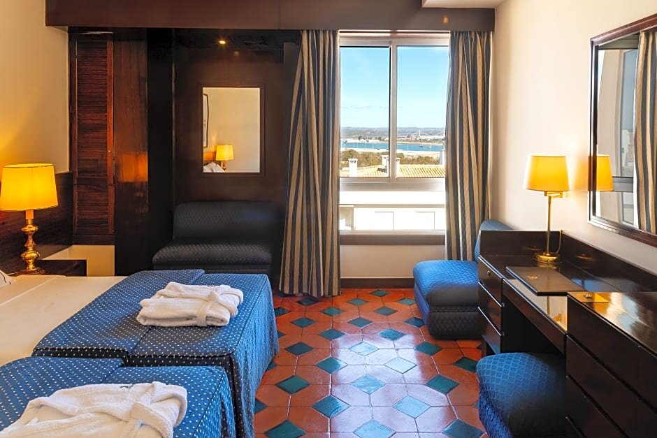 Habitación familiar Estándar con balcón y con vista Algarve Casino Hotel