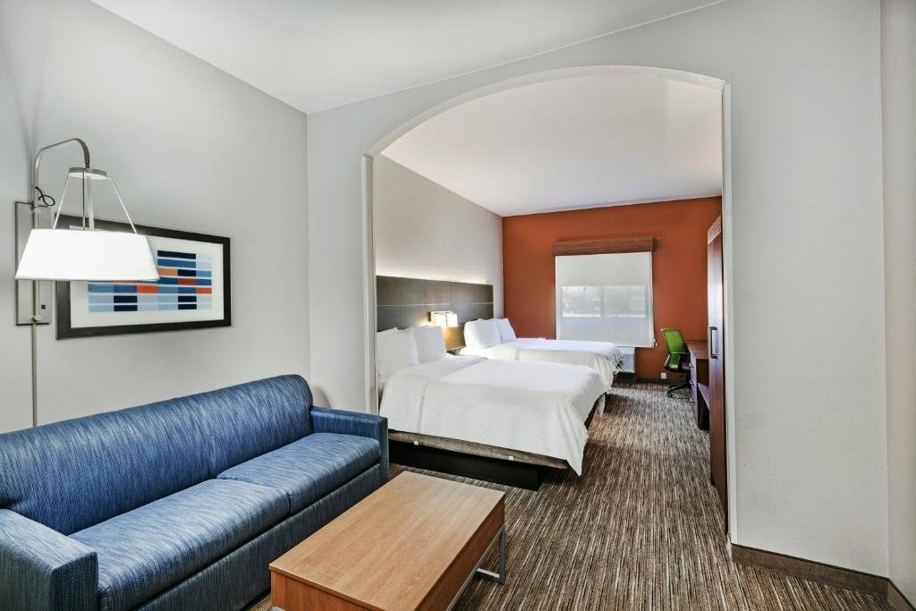 Люкс Standard Holiday Inn Express Hotel and Suites Pryor, an IHG Hotel
