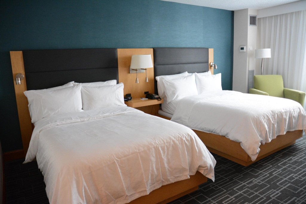 1 Bedroom Quadruple Suite Holiday Inn Express Stamford, an IHG Hotel