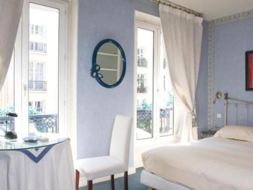 Кровать в общем номере Hôtel Atlantis