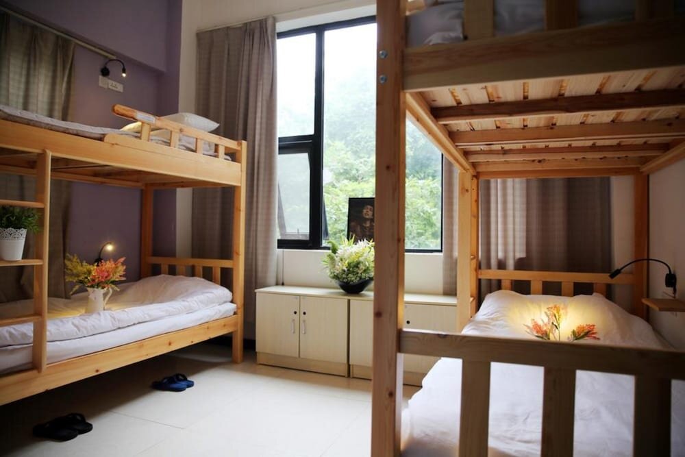 Кровать в общем номере (женский номер) Lohas Dream of Youth Hostel
