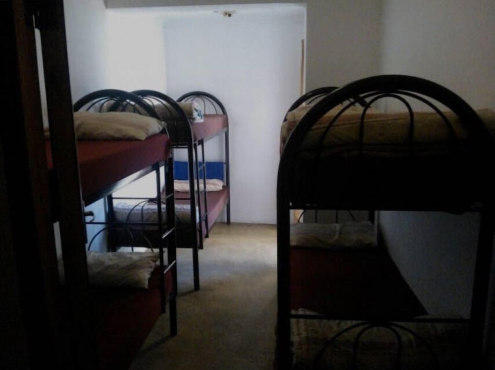 Кровать в общем номере Fourways Backpackers Lodge